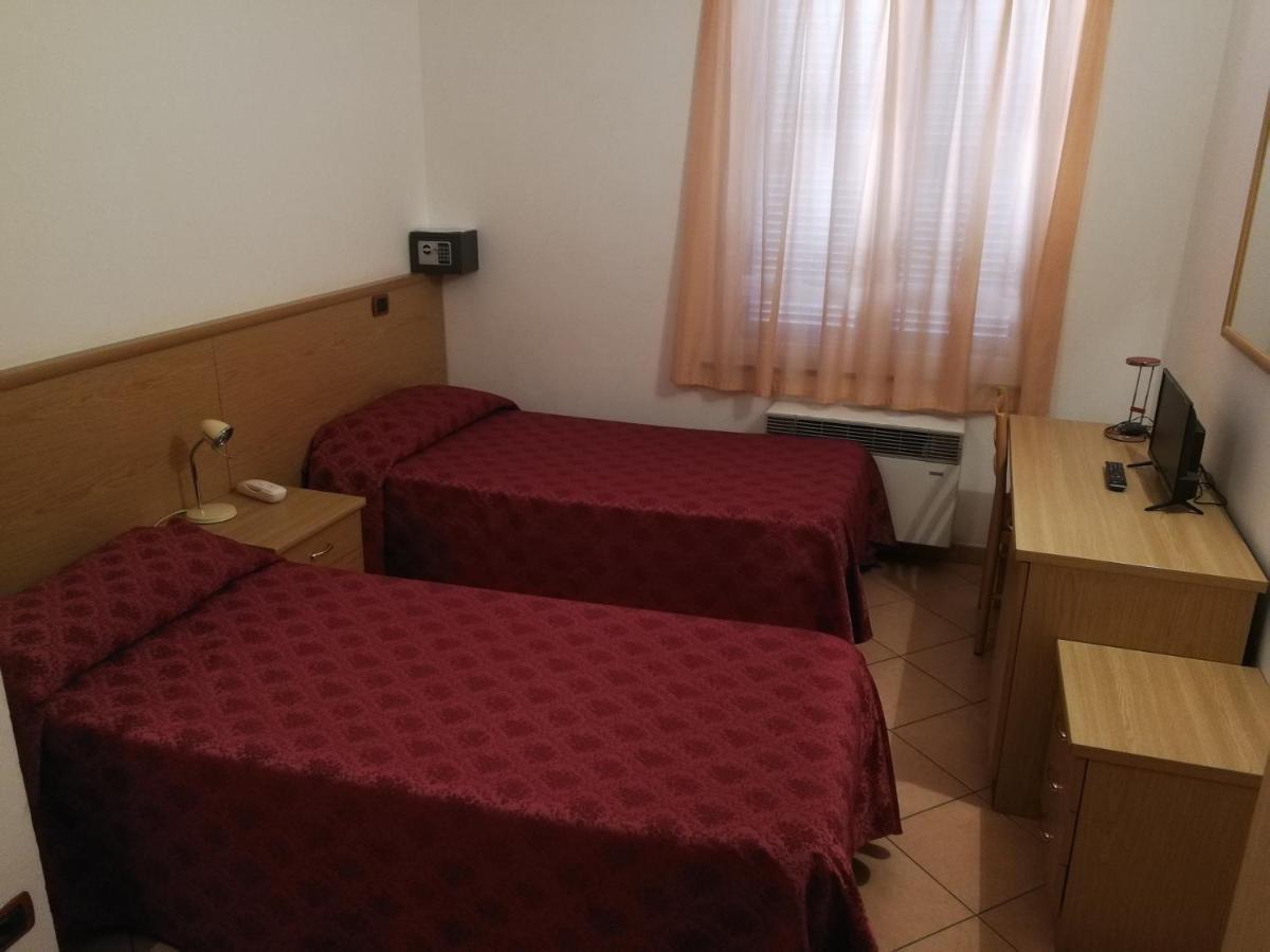 Albergo Della Stazione Каїро-Монтенотте Номер фото